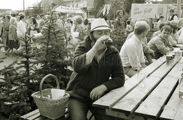 Mann im Biergarten  Ost-Berlin 1984