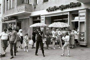 Strassenszene  Ost-Berlin 1986
