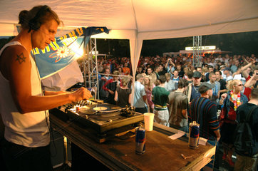 DJ am Plattenteller auf einer Technoparty  Berlin