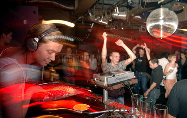 DJ am Plattenteller im Stern Radio Club  Berlin