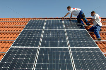 Installation einer Photovoltaikanlage auf einem Dach  Berlin