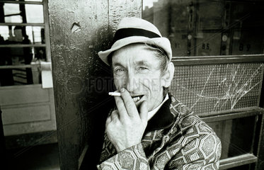Mann mit Zigarette  Sassnitz 1984