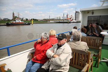 Bremerhaven  Deutschland  Touristen bei einer Hafenrundfahrt