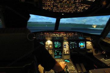 Pilot im Flugsimulator der Lufthansa  Berlin
