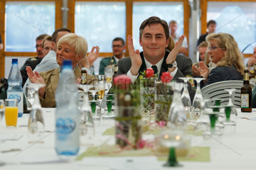 Holdorf  Deutschland  D. McAllister (CDU)  Ministerpraesident Niedersachsens  besucht das Schuetzenfest  Szenen aus dem Festzelt