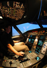 Pilot im Flugsimulator der Lufthansa  Berlin