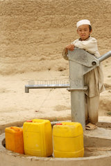 Kunduz  Afghanistan  Wasserstelle in einem Dorf bei Kunduz