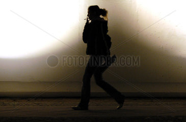 Silhouette einer jungen Frau  Berlin