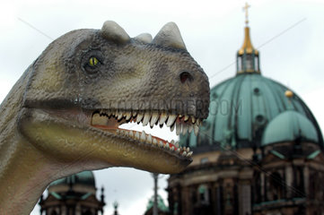 Dinosaurierfigur vor dem Berliner Dom  Berlin