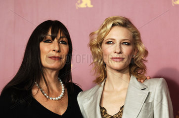Cate Blanchett (r)  Anjelica Huston auf Berlinale 2005