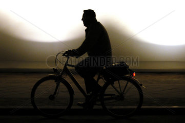 Silhouette eines Mannes mit Fahrrad  Berlin