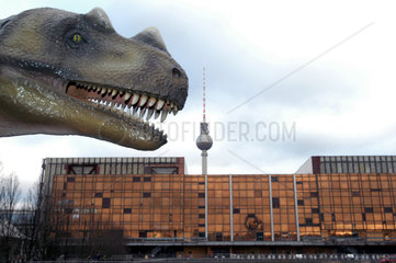 Dinosaurierfigur vor dem Palast der Republik  Berlin