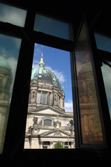 Der Berliner Dom spiegelt sich im Palast der Republik