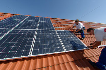 Installation einer Photovoltaikanlage auf einem Dach  Berlin