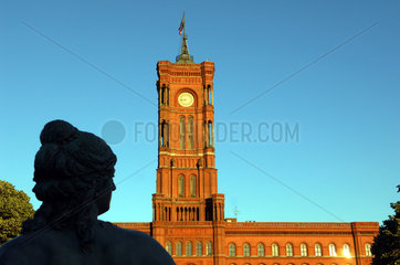 Rotes Rathaus mit Figur des Neptunbrunnens  Berlin