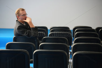 Posen  Polen  ein telefonierender Geschaeftsmann in einem Konferenzraum