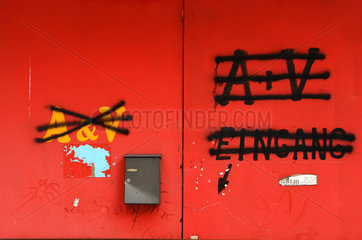 Schriftzug auf einer roten Tuer  Berlin