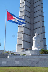 Havanna  Kuba  der Obelisk am Plaza de la Revolucion  davor die Sitzstatue Jose Martis
