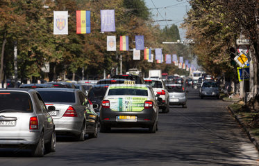 Republik Moldau  Chisinau - Hauptstrasse im Stadtzentrum mit Flaggen der EU und Moldawiens