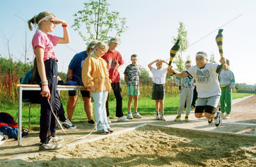 Kinder beim Schulsport - Weitsprung