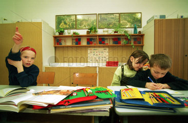 Kinder beim Schulunterricht  Brandenburg