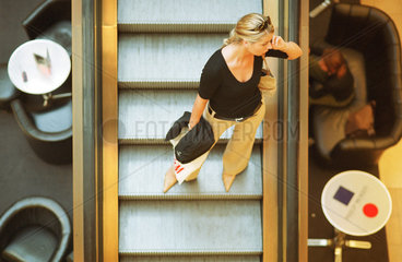 Frau auf Rolltreppe im Shoppingcenter  Berlin