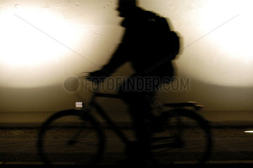 Silhouette eines Mannes mit Fahrrad  Berlin