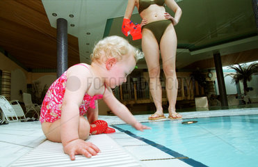 Kind am Beckenrand eines Schwimmbads  Ruegen