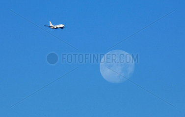 Verkehrsflugzeug mit Mond im Anflug  Berlin