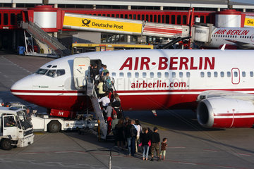 Berlin  Deutschland  Reisende steigen in eine Maschine der Fluggesellschaft Air Berlin
