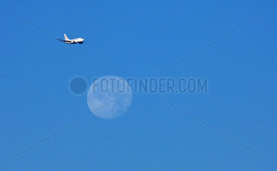 Verkehrsflugzeug mit Mond im Anflug  Berlin