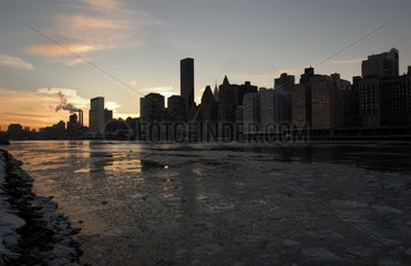 Der New Yorker East River im winterlichem Abendlicht