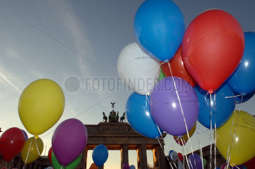 Brandenburger Tor mit Luftballons  Berlin