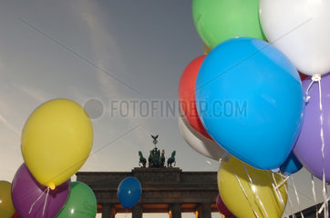 Brandenburger Tor mit Luftballons  Berlin
