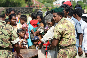 Batticaloa  Sri Lanka  Militaer durchsucht das Gepaeck von IDPs im Sportstadion