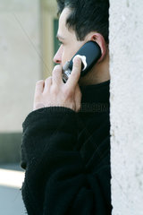 Berlin  Mann telefoniert mit Handy