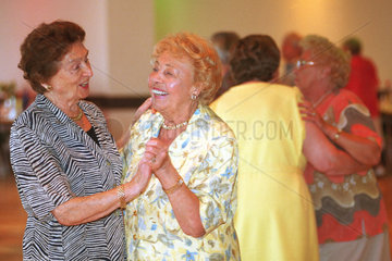 Rentnerinnen beim Tanzkurs  Berlin