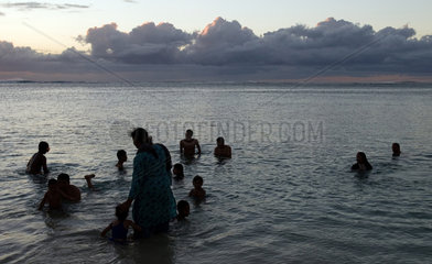 badende am Strand von La Morne Brabant (Mauritius)