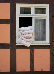 Karlshagen  Deutschland  Betten im Fenster eines Fachwerkhauses