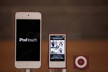 Berlin  Deutschland  iPods im neuen Apple Store Berlin