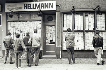 Leute studieren Kleinanzeigen  Ost-Berlin 1986