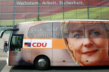 Angela Merkel auf dem Wahlkampfbus der CDU  Berlin