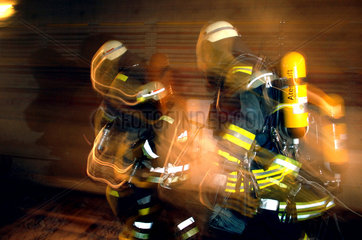 Katastrophenuebung der Feuerwehr in der U-Bahn  Berlin