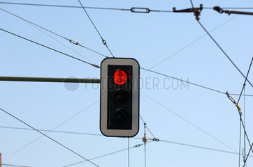 Rote Ampel und Leitungen der Strassenbahn  Berlin