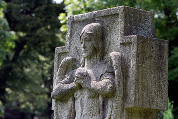 Berlin  Engelsfigur an einem Grabstein