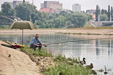 Angler an der Warthe in Poznan  Polen