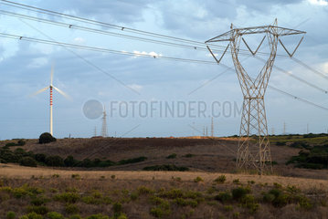 Porto Torres  Italien  Strommasten und Windrad des Stromversorgers Enel S.p.A.
