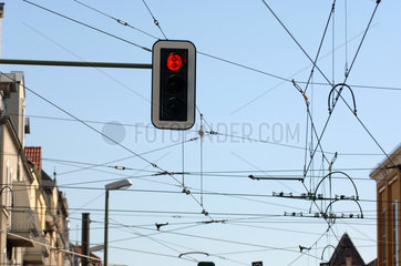 Rote Ampel und Leitungen der Strassenbahn  Berlin