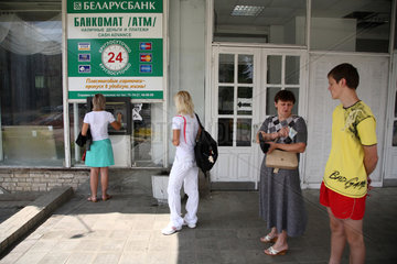 Grodno  Weissrussland  Menschen an einem Geldautomaten