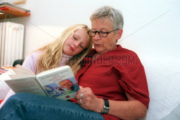 Hamburg  Oma liest ihrer Enkelin vor